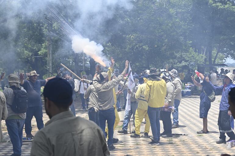 Incidentes frente al Congreso Nacional tras la increíblemente rápida aprobación de la ley sobre Superintendencia de Jubilaciones y Pensiones.