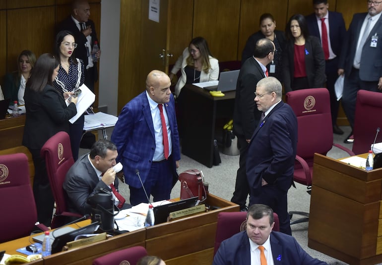 El presidente de la Cámara de Senadores, Basilio "Bachi" Núñez (corbata roja) conversa con el senador Antonio Barrios (ANR, HC).