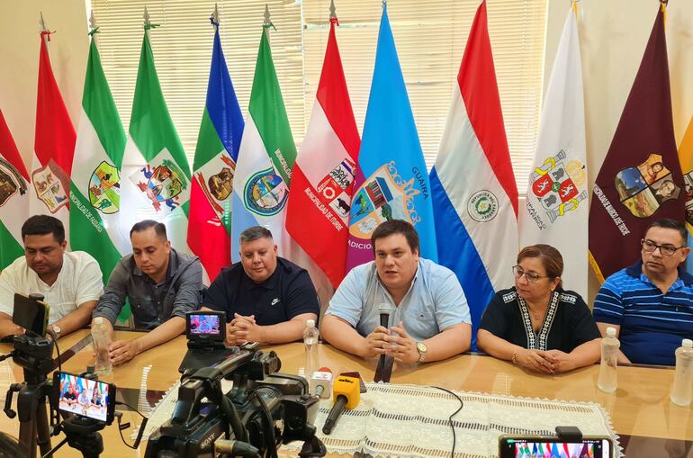 Autoridades departamentales y de salud durante la conferencia de prensa en Villarrica.