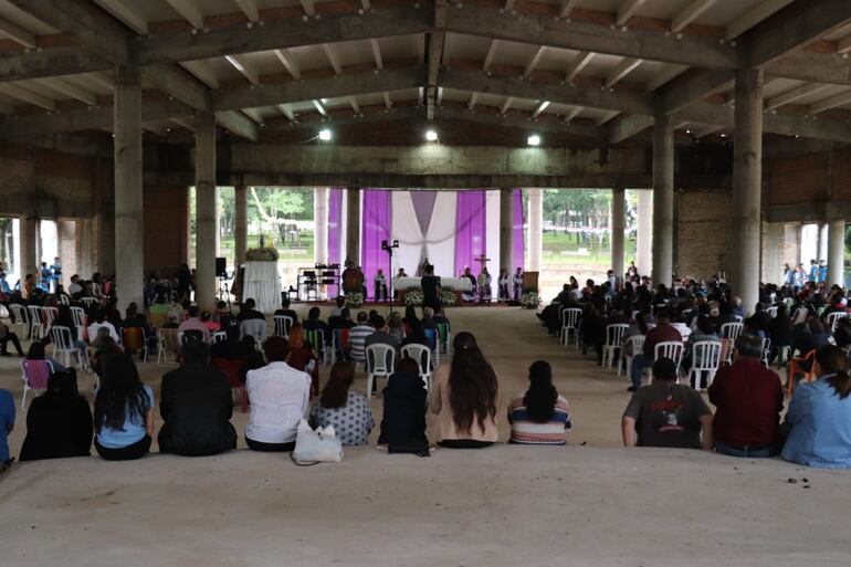 Los fieles se reunieron en el interior del templo en construcción para celebrar la Eucaristía.