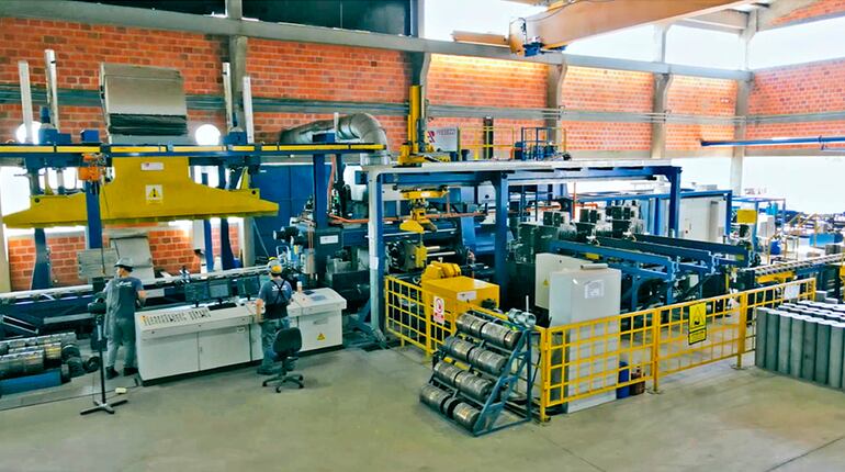 Con equipamiento de última generación en su moderna planta industrial, Alukler produce calidad y variedad en perfiles de aluminio, que hoy, sobrepasa incluso las fronteras.