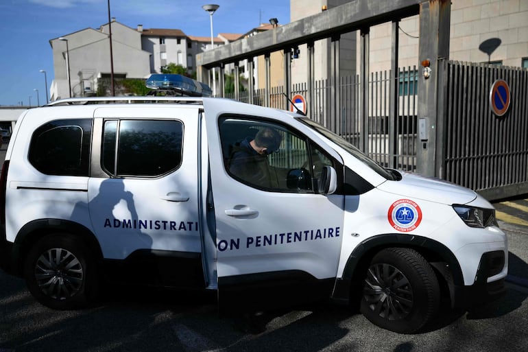 El vehículo que transporta a Dominique Pelicot para un examen médico.