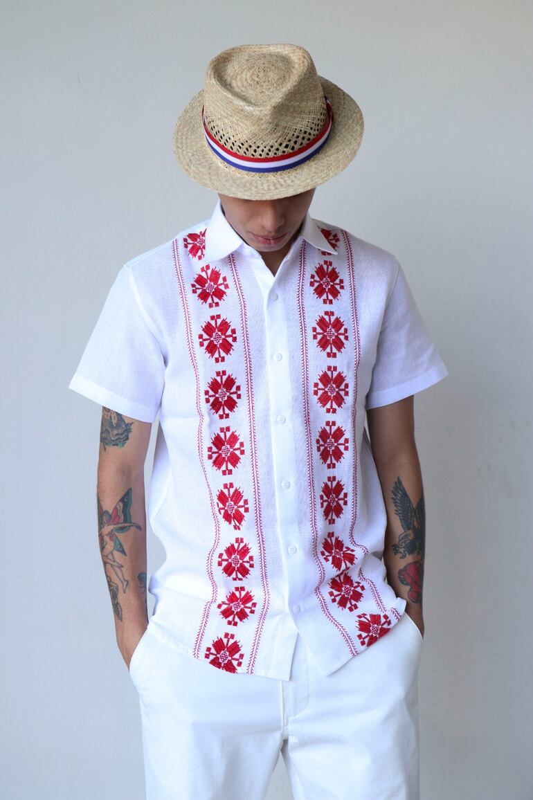 Guayabera con detalles bordados en punto real.