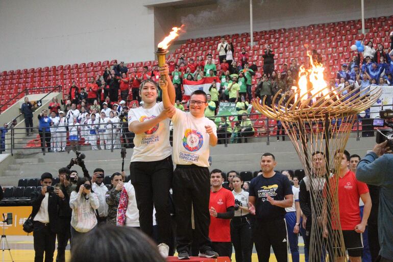 Los atletas Thanya Ghermann (bádminton) y Juan Gauto (gimnasia) realizaron el encendido de la de la pira olímpica, ayer en la SND.