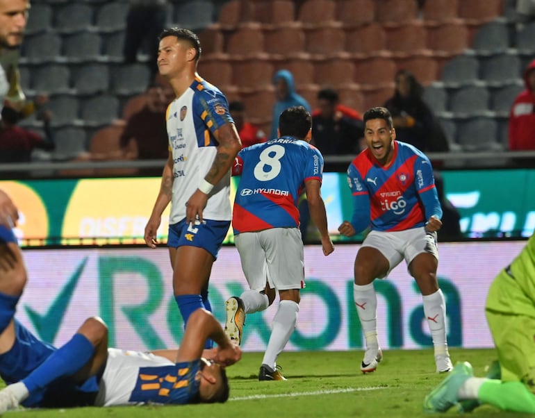 Cecilio Domínguez (d) y Federico Carrizo (8), jugadores de Cerro Porteño, festejan un gol en el partido contra Sportivo Luqueño en La Nueva Olla, en Asunción. 