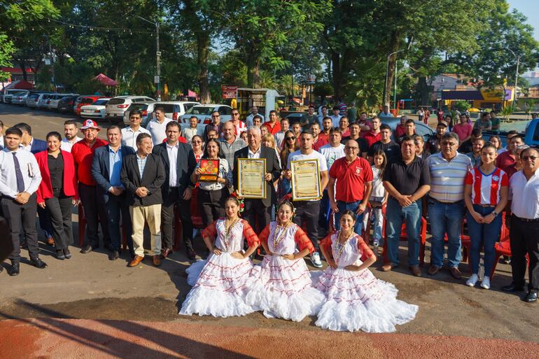 Reconocimiento a Carlos Jara Saguier y Fabrizio Peralta en Ñeemby