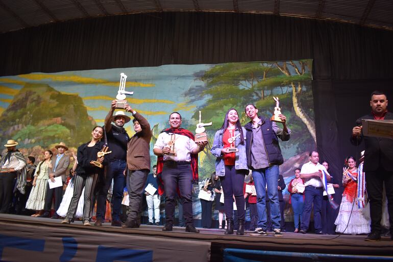 El ballet folklórico de la municipalidad de San Ignacio Misiones se llevó uno de los trofeos del takuare´ë de oro.