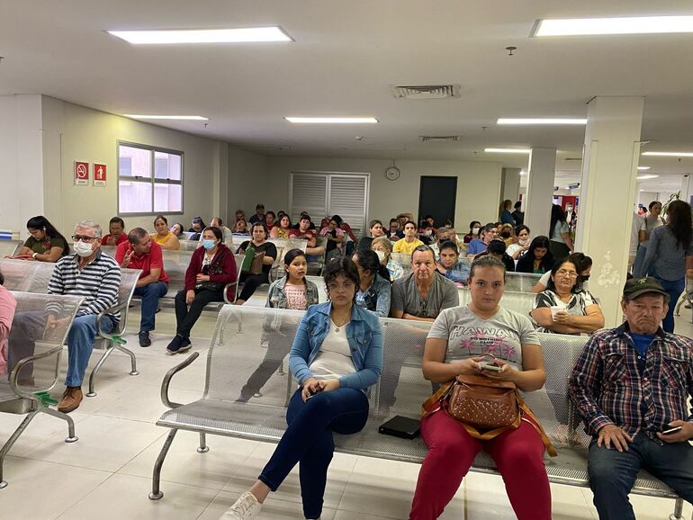 Decenas de personas aguardan durante horas en el Laboratorio de IPS.