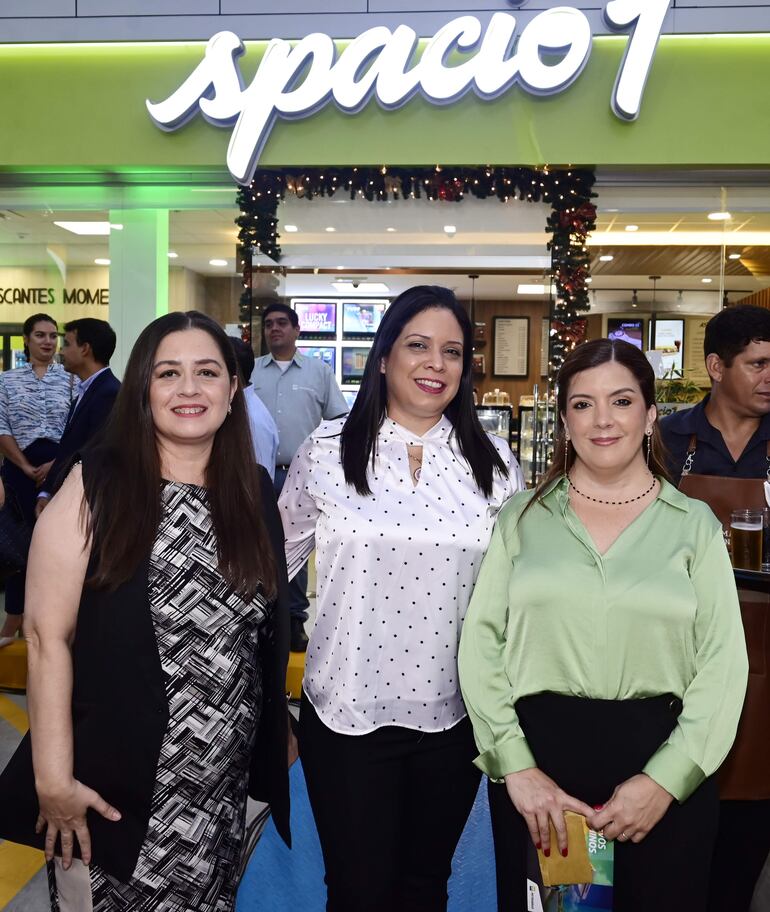 Liz Silva, Jannifer Prette y Martha Fernández.