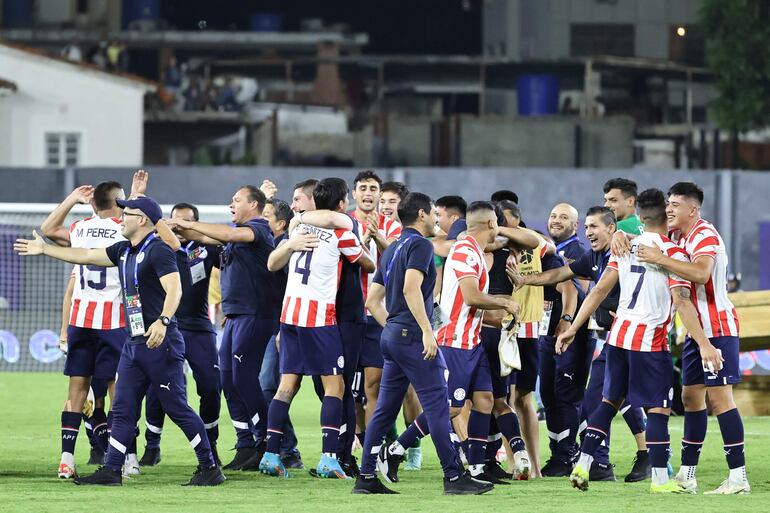 Jugadores de Paraguay celebran al vencer Venezuela hoy, en un partido ante Venezuela del Torneo Preolímpico Sudamericano Sub-23 en el estadio Nacional Brígido Iriarte en Caracas (Venezuela). 