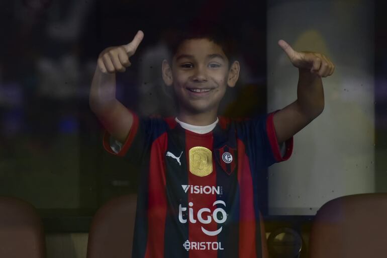 Un niño, hincha de Cerro Porteño, en el palco de La Nueva Olla para observar el superclásico del fútbol paraguayo.