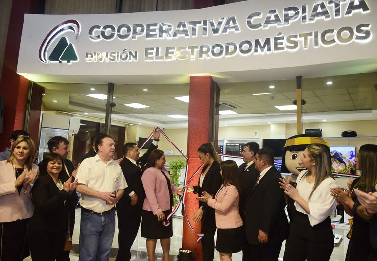 Directivos y colaboradores de la Cooperativa Capiatá inauguración el showroom de la División Electrodoméstivos.