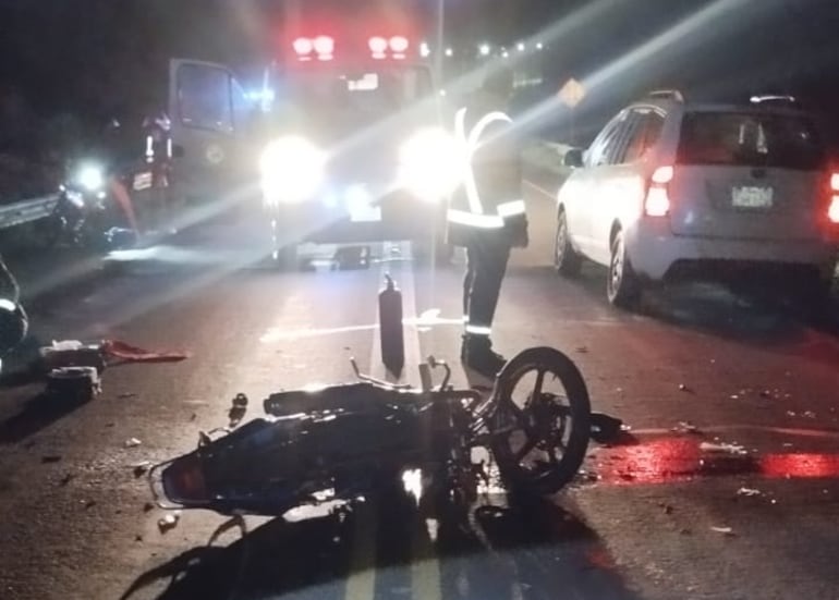 La motocicleta quedó con daños materiales en medio de la ruta tras el choque.