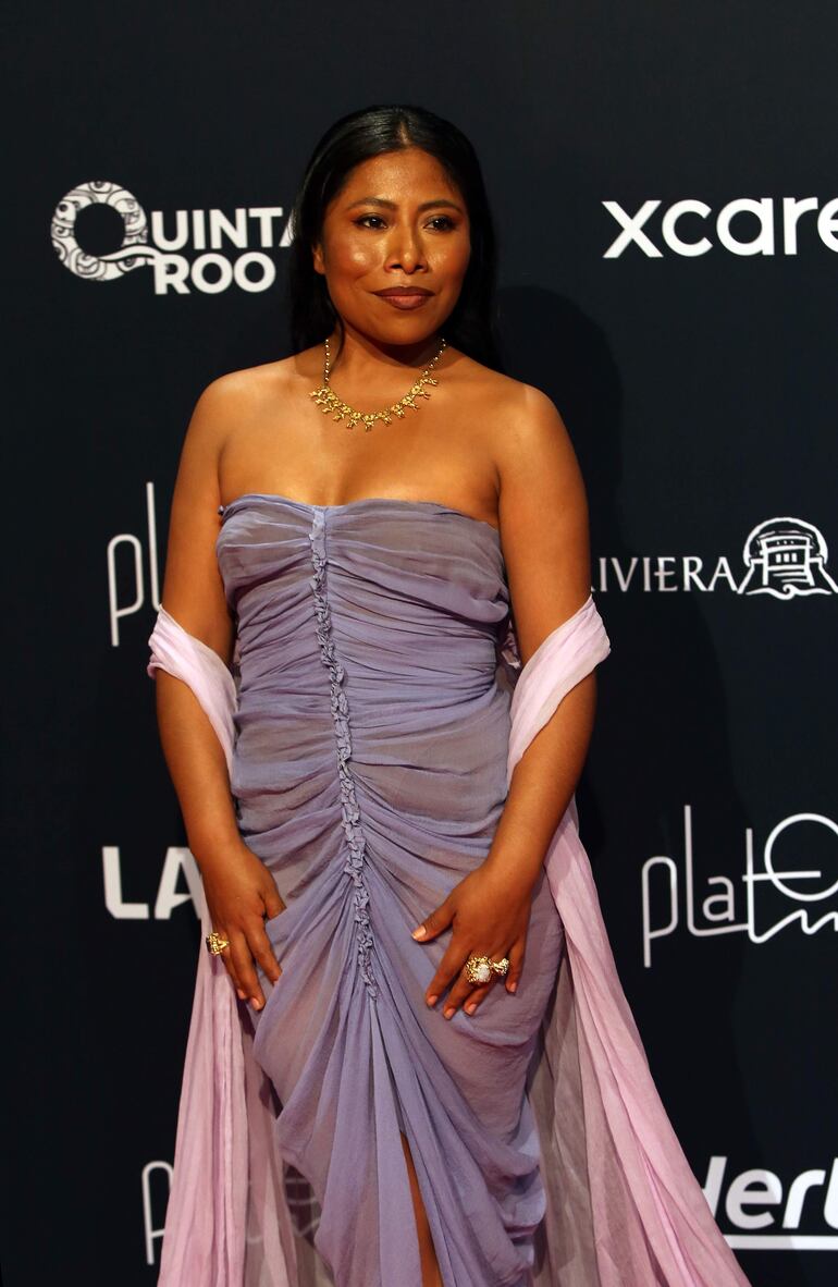 La actriz Yalitza Aparicio muestra su look en la red carpet de los Premios Platino, en su país natal, México. (EFE/Alonso Cupul)
