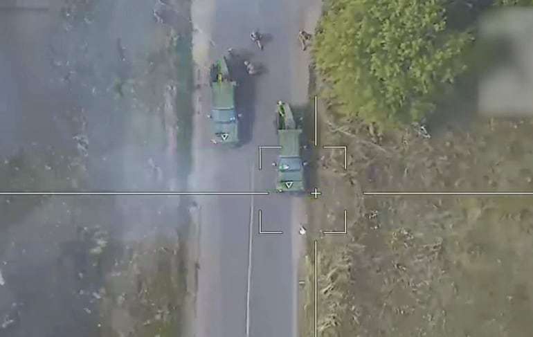 Imagen cedida por el Ministerio de Defensa de Rusia en la que se observa tropas ucranianas en la región rusa de Kursk y que fueron captadas por un dron de uso militar.