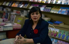 María Gloria Pereira, escritora y docente, propone cuentos en guaraní y castellano para estimular la lectura de alumnos de escolar básica.
