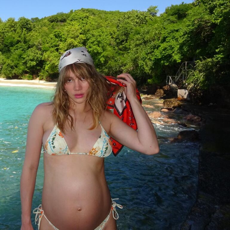 Suki Waterhouse, con su bebé a bordo, luciendo un bikini en algún paradisiaco lugar. (Instagram/Suki Waterhouse)