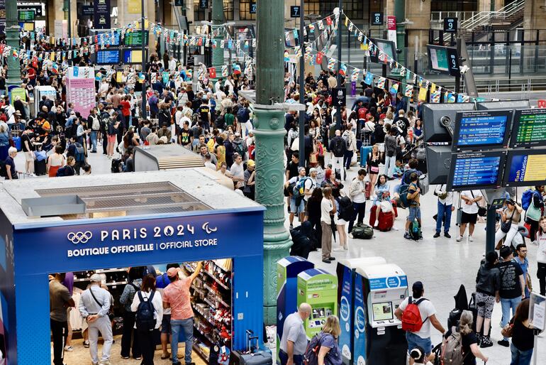 La estación de la Gare du Nord repleta de pasajeros.