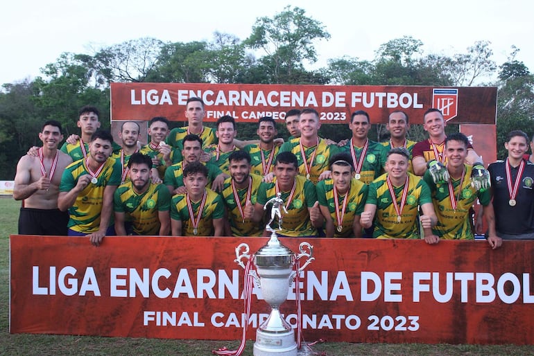 Integrantes del plantel del Deportivo Capitán Miranda, monarcas de la Liga Encarnacena de Fútbol.