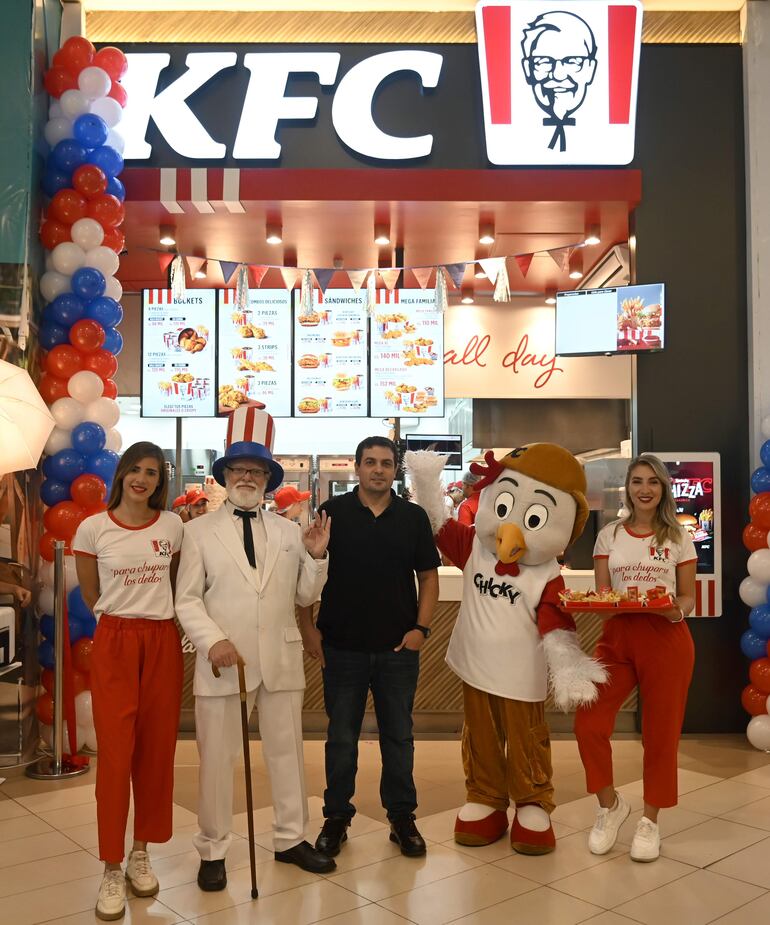 Guillermo Biedermann Clebsch (centro), Gerente General de SouthFood SA, en la inauguración del local ocho de KFC.