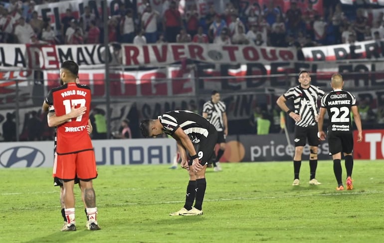 Los jugadores de Libertad lamentan la derrota con River Plate por la Copa Libertadores 2024 en el estadio Defensores del Chaco, en Asunción.