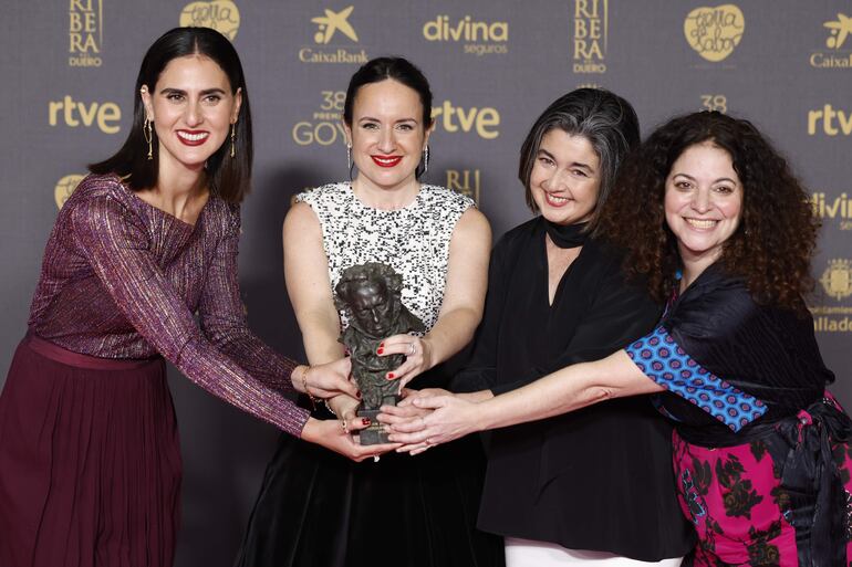 La directora chilena Maite Alberdi (2i) acompañada por su equipo posan con el Goya a Mejor Película Iberoamericana.