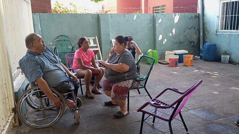 Don Cecilio Barrios en compañía de su familia en el barrio San Luis de San Lorenzo esperan que se les reponga el agua.