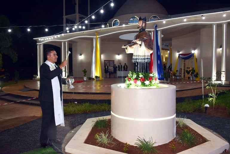 Bendición de la imagen de San Juan Nepomuceno instalada en frente de la iglesia parroquial.