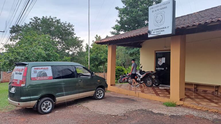 La víctima llegó en su furgón en la Subcomisaría para radicar su denuncia.