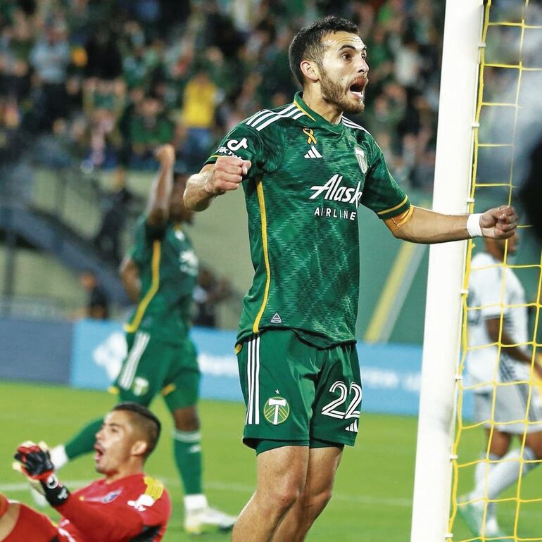 Cristhian Paredes celebra su gol para Portland Timbers.