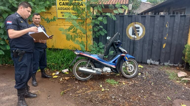 La motocicleta que fue robada y luego abandonada frente a la Patrulla Caminera.