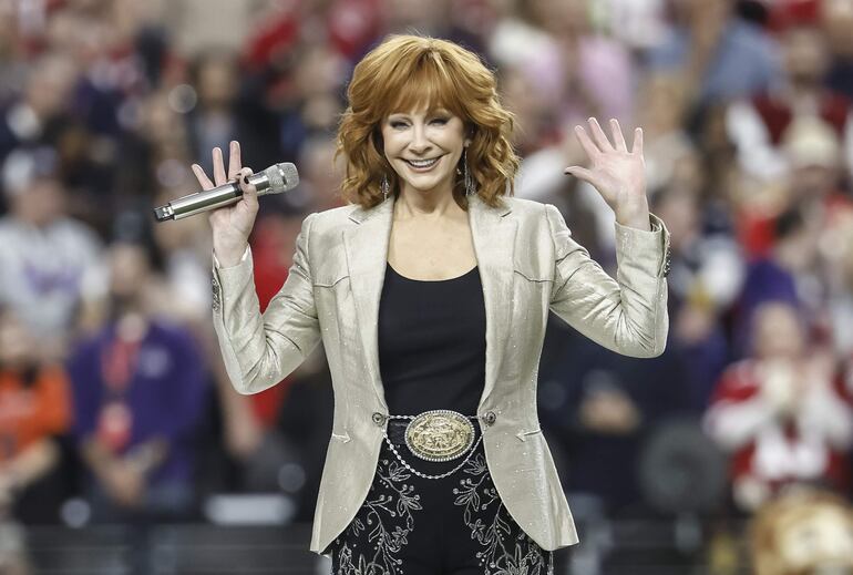 Las Vegas (United States), 11/02/2024.- US singer Reba McEntire performs the national anthem during pre-game ceremonies at the start of Super Bowl LVIII between the Kansas City Chiefs and the San Fransisco 49ers at Allegiant Stadium in Las Vegas, Nevada, USA, 11 February 2024. The Super Bowl is the annual championship game of the NFL between the AFC Champion and the NFC Champion and has been held every year since 1967. EFE/EPA/JOHN G. MABANGLO
