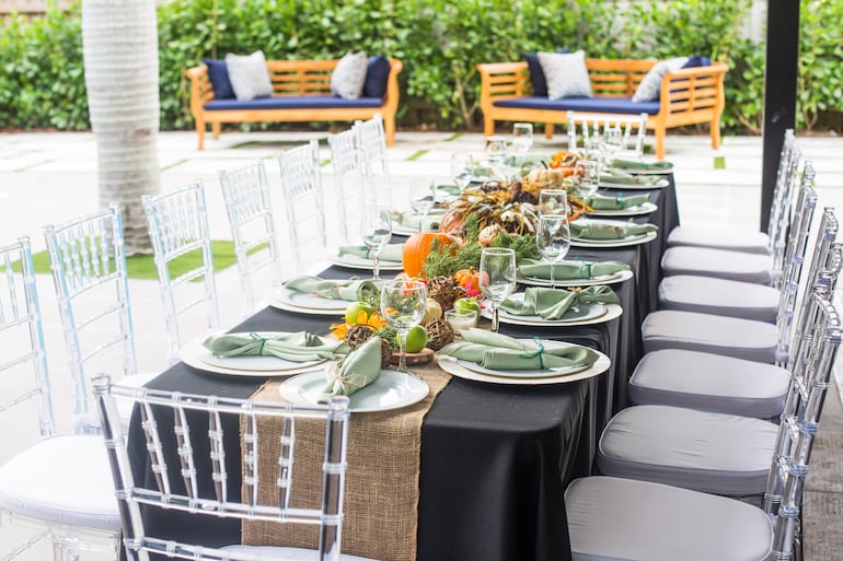 Una mesa formal dispuesta con sillas alrededor.