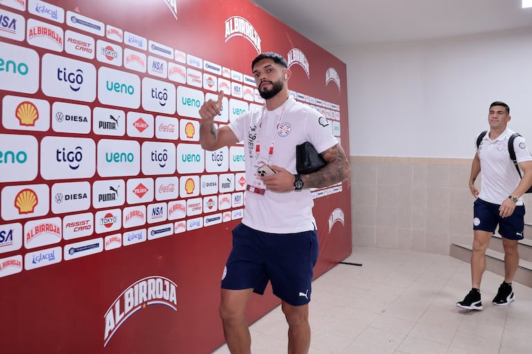 Omar Alderete, jugador de la selección paraguaya, durante la llegada de la delegación al estadio Defensores del Chaco para el partido frente a Colombia por las Eliminatorias Sudamericanas al Mundial 2026.