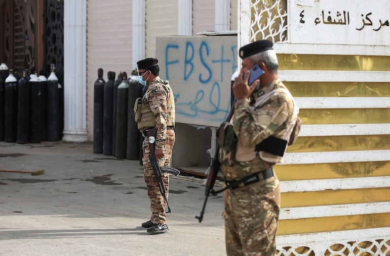 Policías iraquíes montan guardia en la puerta del hospital Ibn Al-Khatib en Bagdad.