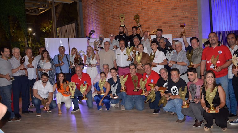 La foto oficial de todos los campeones y destacados del Campeonato de Regularidad de Vehículos Antiguos, durante la premiación.