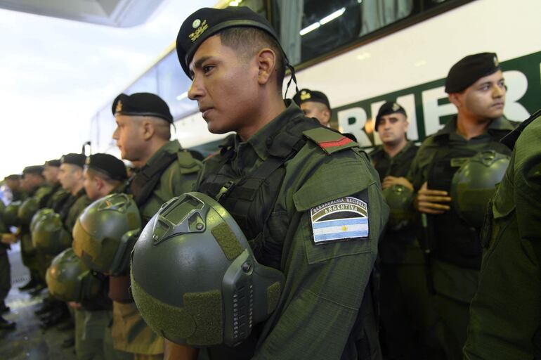 Argentina extiende a todas las fuerzas federales una flexibilización del uso de armas.