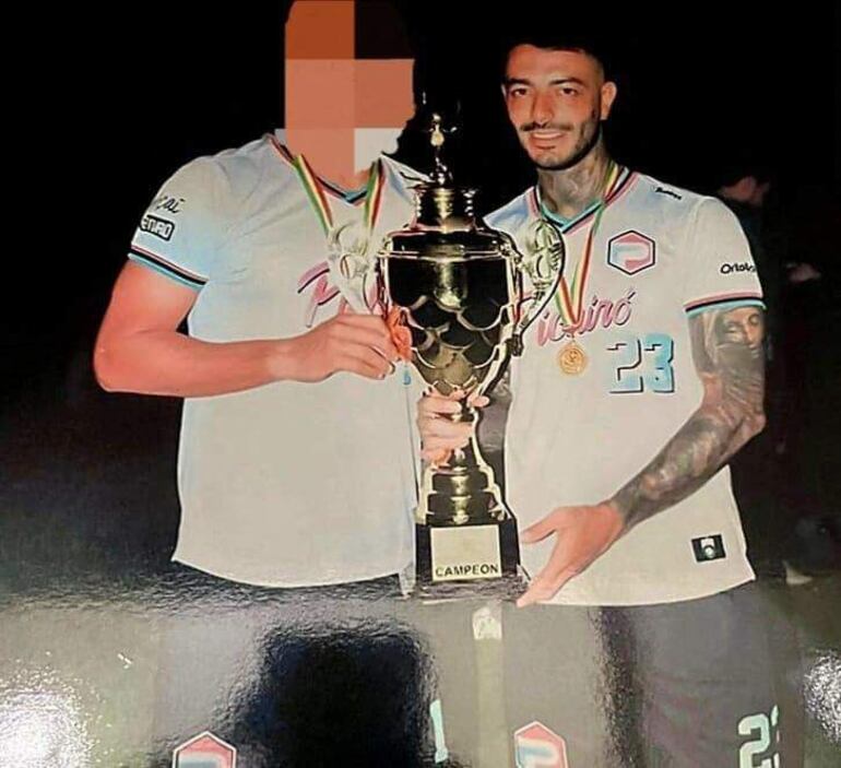 El uruguayo Sebastián Marset con la camiseta de un club de fútbol de Bolivia.