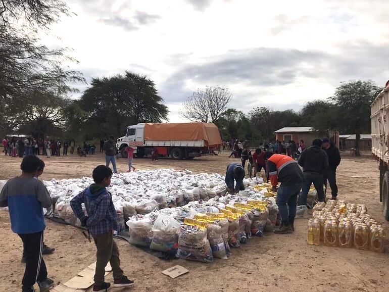 Kits de alimentos varios entregados a familias indígenas del Alto Paraguay, de parte de la SEN.