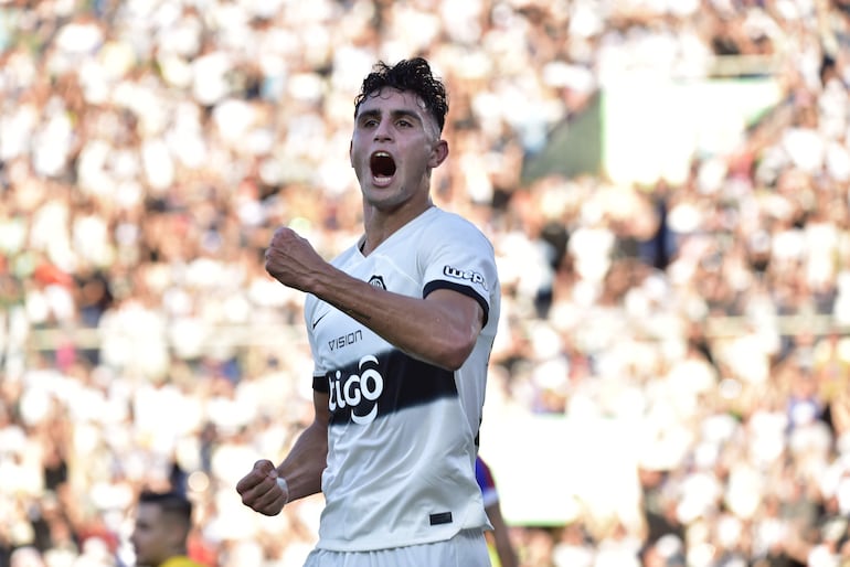 Kevin Parzajuk, delantero de Olimpia, celebra un gol en el partido ante Cerro Porteño por la sexta fecha del torneo Apertura 2024 del fútbol paraguayo en el estadio Defensores del Chaco, en Asunción.