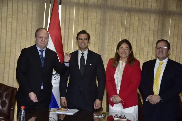 El ministro de Economía Carlos Fernández Valdovinos posa junto con el presidente del Congreso Silvio "Beto" Ovelar y los parlamentarios Cristina Villalba y Arnaldo Samaniego (todos de la ANR), durante la presentación del Presupuesto General para el año 2024.