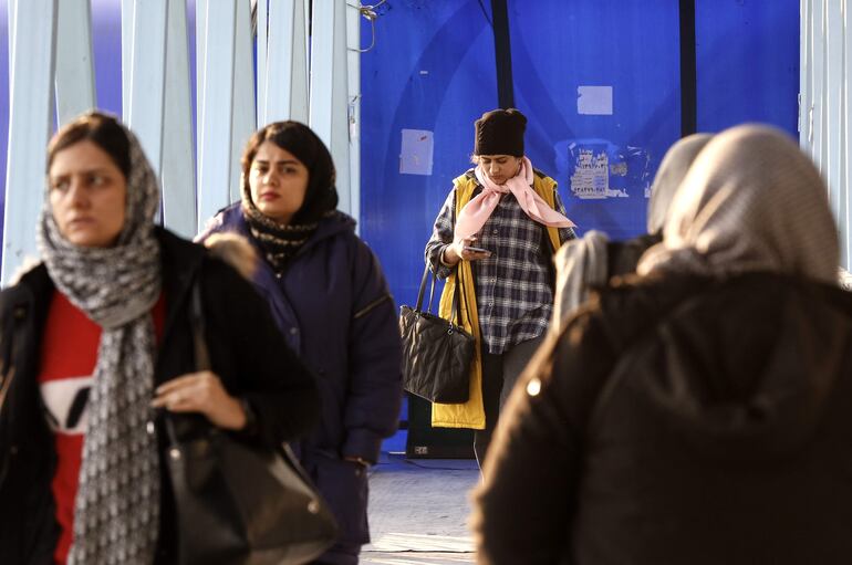 n vídeo viral de una discusión entre una mujer sin velo y un clérigo que la había fotografiado sin permiso ha provocado una nueva polémica en Irán en torno al obligatorio hiyab, que de momento se ha saldado este martes con cuatro detenidos por la filtración de las imágenes.