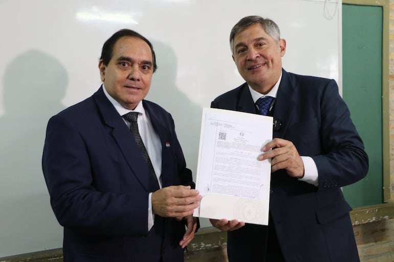 Miguel Marecos, presidente del Sinadi y nuevo director interino de la Escuela de Educación Física y Luis Ramírez, ministro de Educación en el Enef.