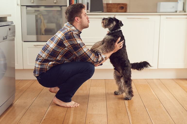 Hombre hablando con su perro.