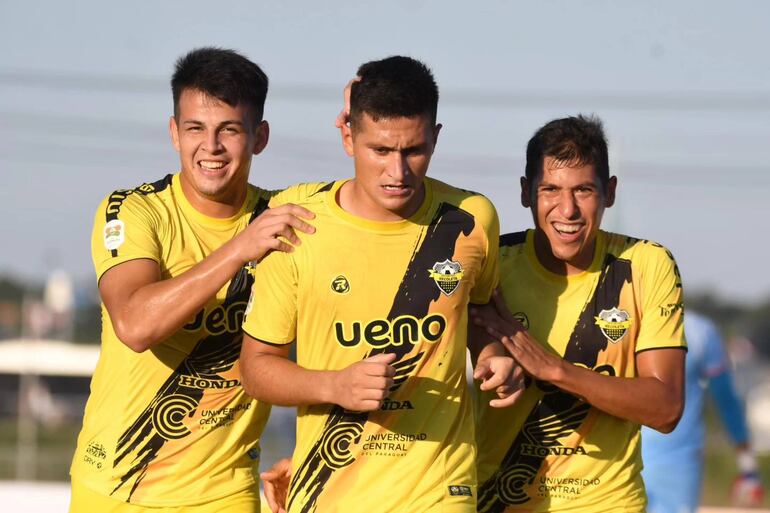 El atacante recoletano, Lucas González celebra su tanto en medio de Fabián González y Wilfrido Báez. (Foto: APF)