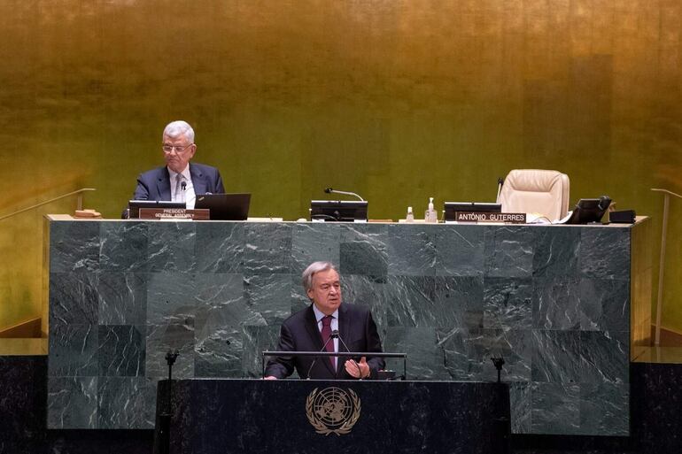 El secretario general de las Naciones Unidas, António Guterres (abajo).