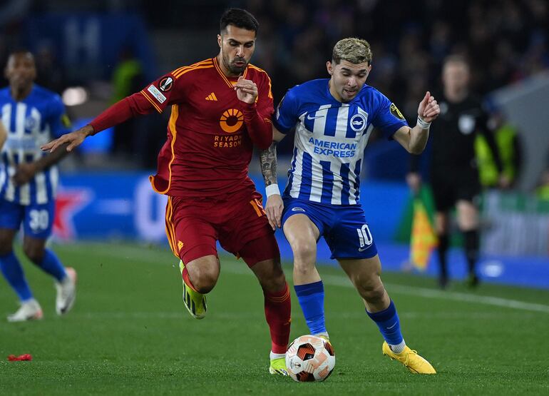 Julio Enciso (d), futbolista del Brighton, pelea por el balón en un partido frente a la Roma por los octavos de final de la Europa League 2023-2024.