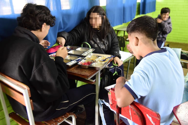 En la escuela Bernardo Ocampos comparten mesitas o almuerzan sobre sus regazos con el programa Hambre Cero.