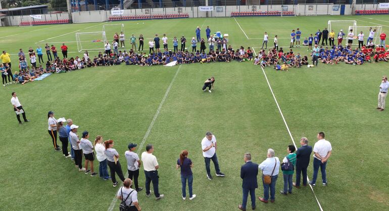 El ministro de Educación, Luis Ramírez, durante su presentación en la clausura de la Liga Nacional Partidí, en La Nueva Olla de Cerro Porteño.