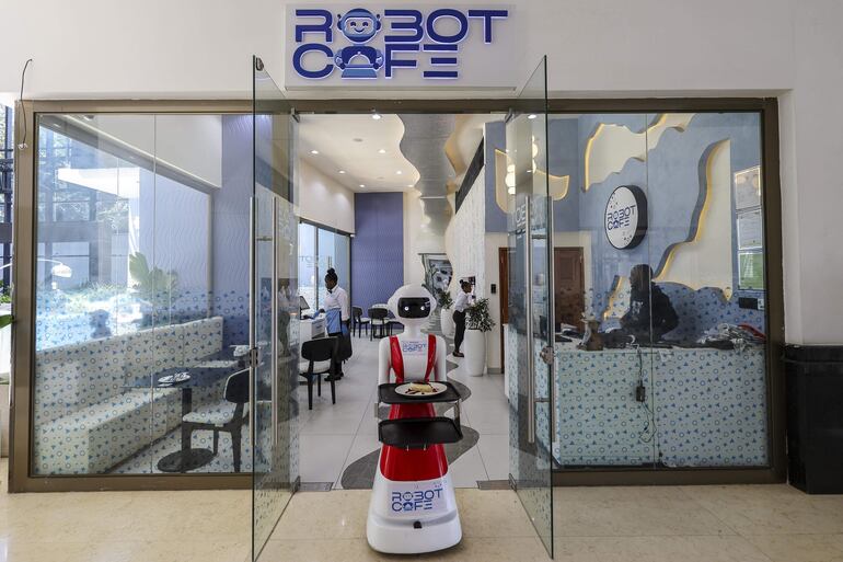 Una moza robot carga su bandeja con el pedido de un cliente en el Robot CafÈ de Nairobi, Kenia.